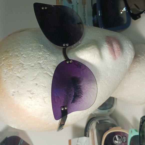 NWOT women's sunglasses - Picture 3 of 3